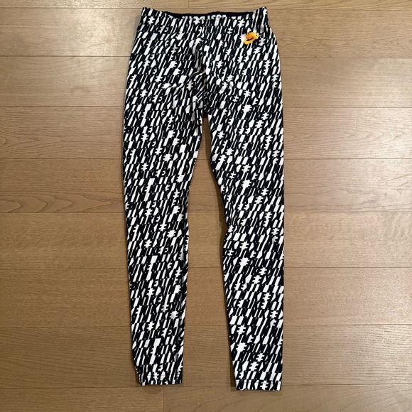 Nike Pants - Nike logo leggings